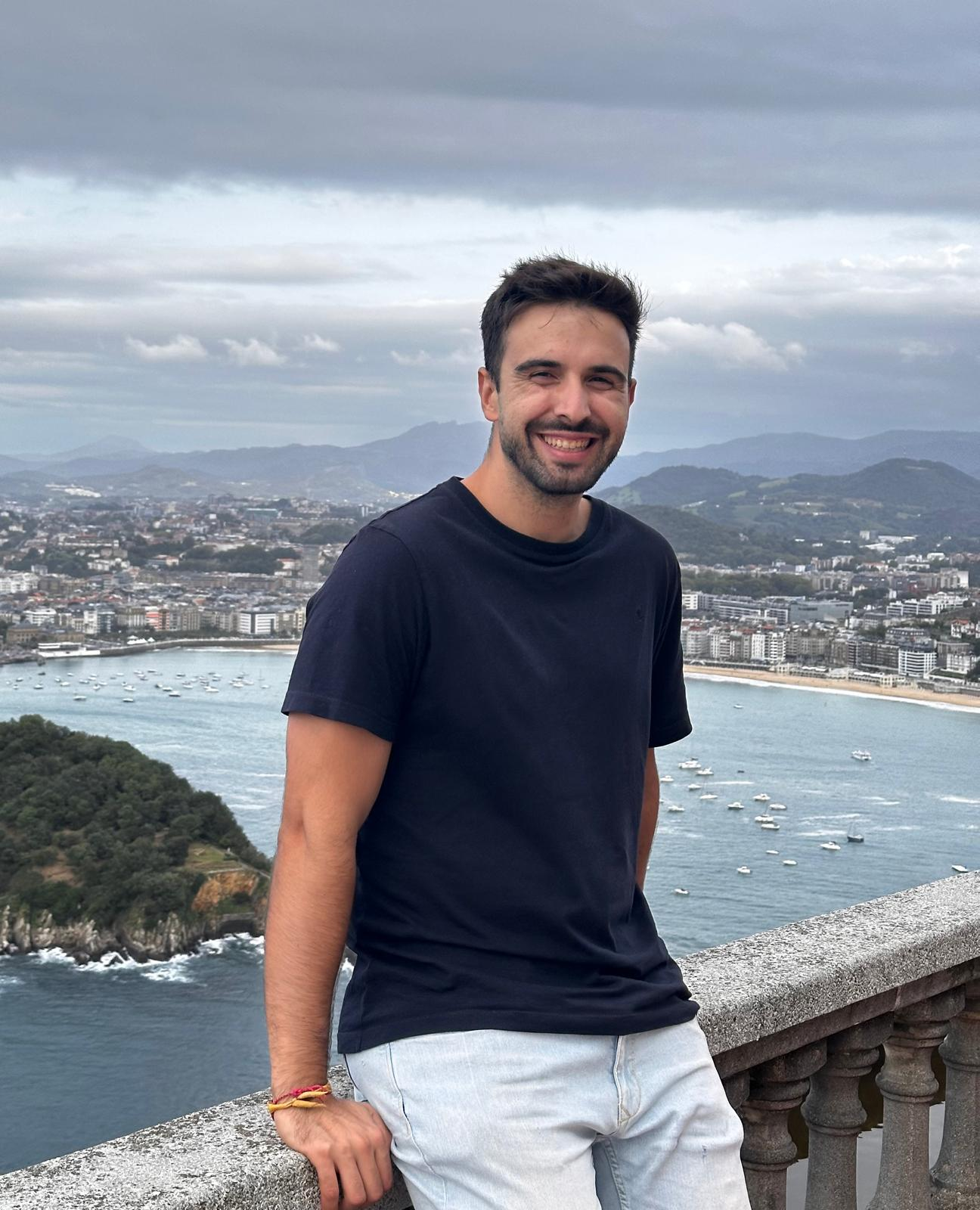 Alberto Moreno sonriendo con vistas a la bahía